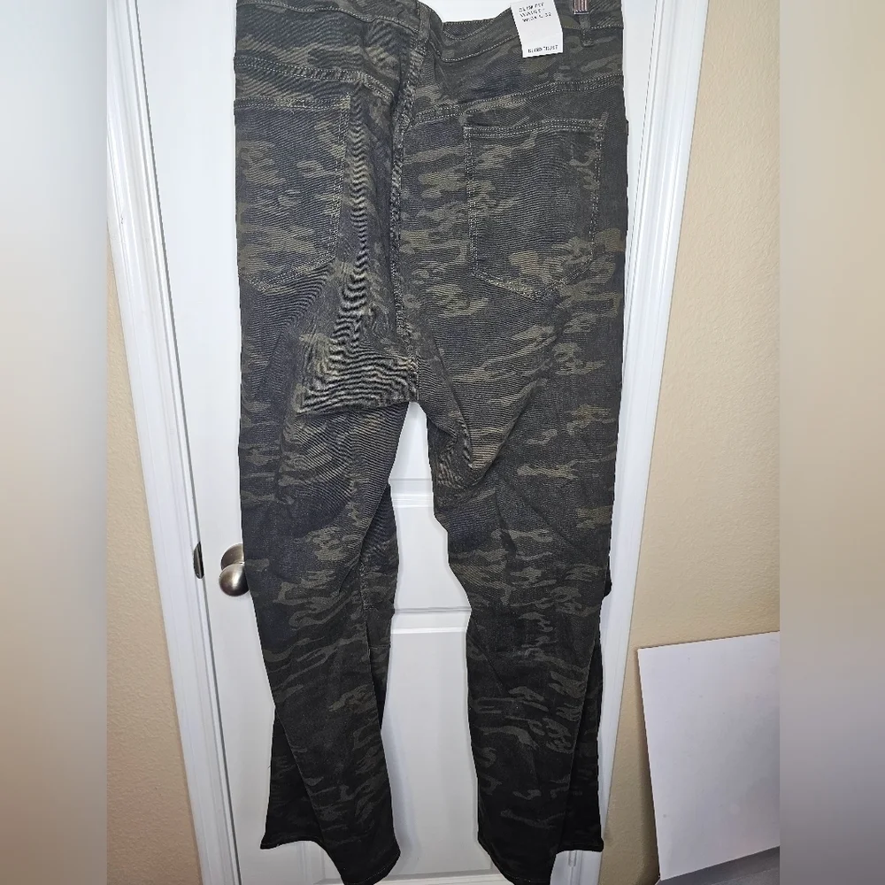 Blind Trust Men's Big & Tall, Distressed Camo Jeans,Size 54X32 ✨️NWT✨️ - Picture 2 of 12